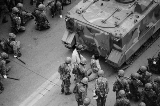 1980년 5월 광주 금남로에서 계엄군이 시위하는 학생을 연행해 무릎을 꿇리고 있다. 〈사진=연합뉴스〉