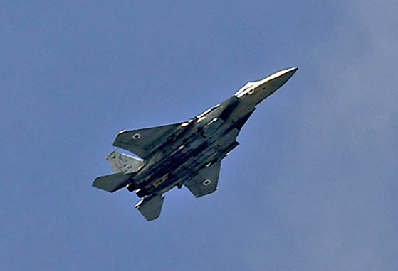 현지 시간 12일 이스라엘 F-15 전투기가 가자지구를 공습한 뒤 복귀하고 있다. 〈사진=AFP 연합뉴스〉