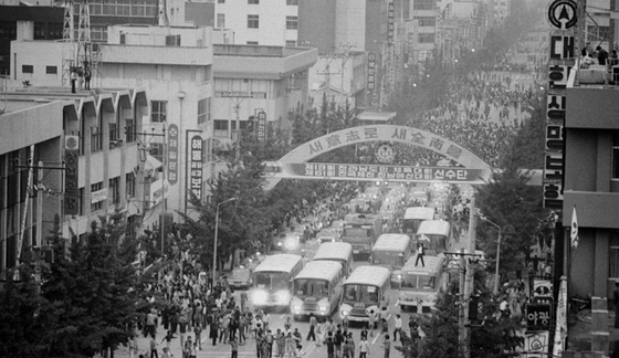 1980년 5월 18일 광주 금남로에서 시민과 학생들이 군사정권 퇴진을 요구하며 대형 버스를 앞세우고 대로를 가득 메운 채 시위를 하고 있다. 〈사진=연합뉴스〉 