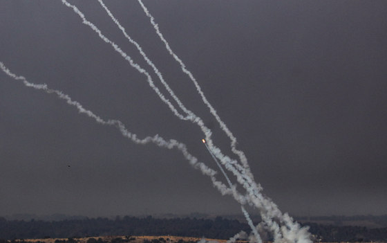 지난 11일 가자지구에서 이스라엘을 향해 로켓이 발사되고 있다. 〈사진=EPA 연합뉴스〉