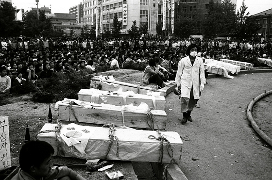 1980년 5월 5.18 민주화 운동 당시 희생된 시민들의 관이 놓여있다. 〈사진=연합뉴스〉