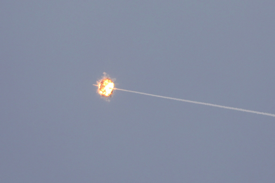 이스라엘 하늘에서 하마스의 로켓이 아이언 돔에 의해 요격되고 있다. 〈사진=EPA 연합뉴스〉