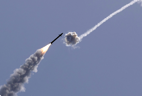 지난 11일 이스라엘 남부 상공에서 하마스의 로켓을 아이언 돔이 요격하고 있다. 〈사진=AFP 연합뉴스〉
