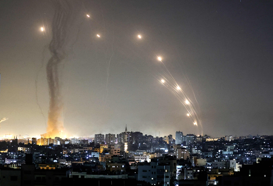가자지구에서 팔레스타인 무장정파 하마스가 이스라엘을 향해 로켓을 발사하고 있다. 〈사진=AFP 연합뉴스〉