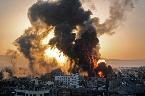 이스라엘군이 하마스 로켓포 공격에 대응해 가자지구를 공습했다. 〈사진=AFP 연합뉴스〉