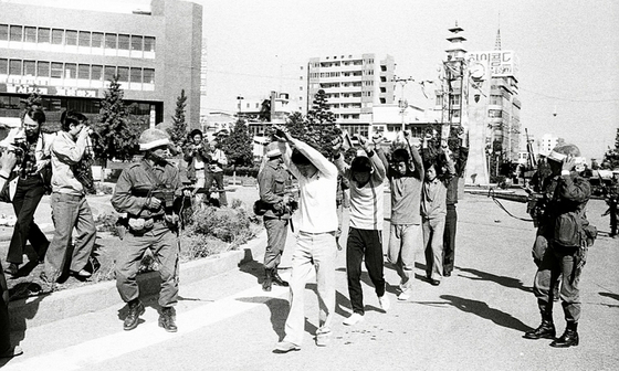 1980년 5월 27일 당시 전남도청 인근에서 계엄군이 시민들을 연행하고 있다. 〈사진=연합뉴스〉
