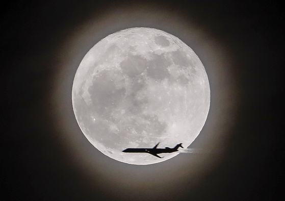 2017년 12월 미국 조지아 주에 슈퍼문이 뜬 가운데, 달 앞으로 비행기가 지나고 있다. 〈사진=EPA 연합뉴스〉