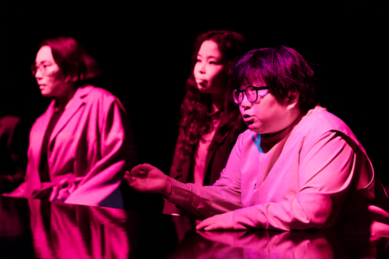   〈연극 '우리는 농담이 (아니)야'의 한 장면. 출처=성북문화재단·여기는 당연히,극장〉