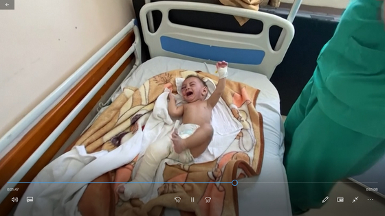 이스라엘군의 기습적인 폭격에 튕겨 나간 뒤 다리를 심하게 다친 남자 아기가 가자 지구의 한 병원에서 처절히 울고 있다. 〈사진=로이터 캡처〉