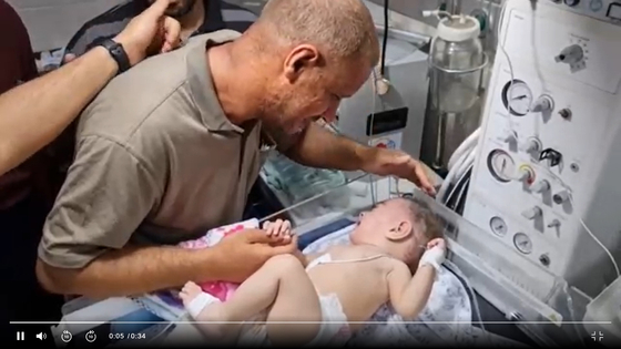 아내와 자녀 4명의 사망 소식을 듣고 뒤늦게 달려온 아빠는 이스라엘군 공습에서 유일하게 살아남은 막내 아들을 달래면서 같이 흐느끼고 있다. 〈사진=ABC 캡처〉
