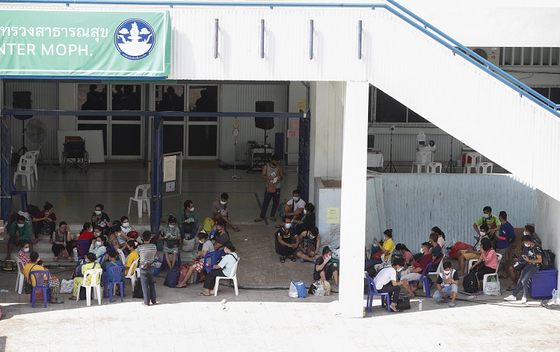 태국 방콕의 한 체육관에 설치된 코로나 19 치료 병원에서 사람들이 대기하고 있는 모습. 〈사진-연합뉴스〉