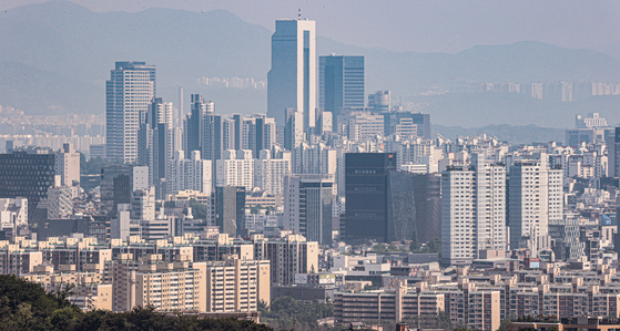  한국부동산원에 따르면 5월 셋째 주(17일 기준) 서울의 아파트값은 전주 대비 0.10% 올라 15주 만에 가장 높은 상승률을 기록했다. 〈사진=연합뉴스〉