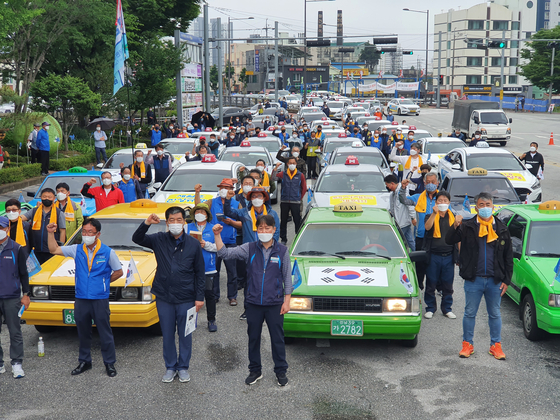 민주기사의 날 차량 시위 재현에 나선 택시기사들.〈사진=정진명 기자〉