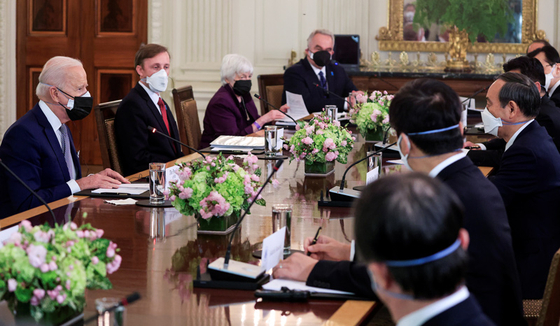 조 바이든 대통령이 지난 4월 16일 미국 워싱턴 백악관에서 스가 요시히데 일본 총리와 회담을 갖고 있다. 〈사진=로이터 연합뉴스〉