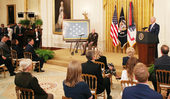 미국을 방문 중인 문재인 대통령이 21일 오후(현지시간) 워싱턴 백악관 이스트룸에서 열린 한국전쟁 명예 훈장 수여식에서 조 바이든 대통령의 연설을 듣고 있다. 〈사진=연합뉴스〉