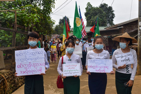 지난 5일 미얀마 카친주 한 도시에서 학생들이 군사 쿠데타에 반대하는 민주화운동을 하고 있다. 〈사진=AFP 연합뉴스〉