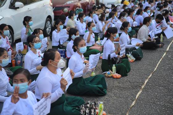 지난 2월 미얀마 양곤에서 열린 군사 쿠데타 반대 시위에서 교사들이 항의하고 있다. 〈사진=AFP 연합뉴스〉