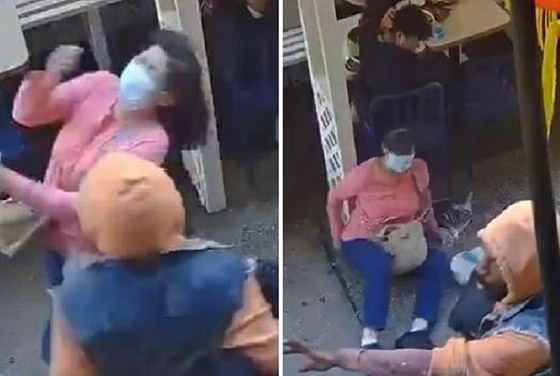 뉴욕 차이나타운에서 아시계 여성이 흑인 남성에게 맞아 쓰러지는 모습. 〈영상 캡쳐〉