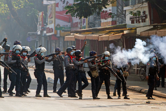  시민들을 무력진압하고 있는 미얀마 군부. 〈사진=로이터〉