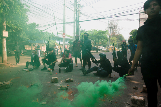 사제무기를 들고 군부에 저항하는 미얀마 청년들. 〈사진=로이터〉