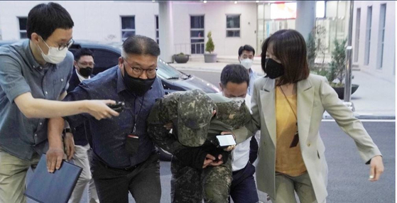 극단적 선택을 한 공군 여성 부사관을 성추행한 혐의를 받는 장 모 중사가 6월 2일 저녁 구속영장실질심사를 받기 위해 국방부 보통군사법원에 압송되고 있다. [사진-연합뉴스]