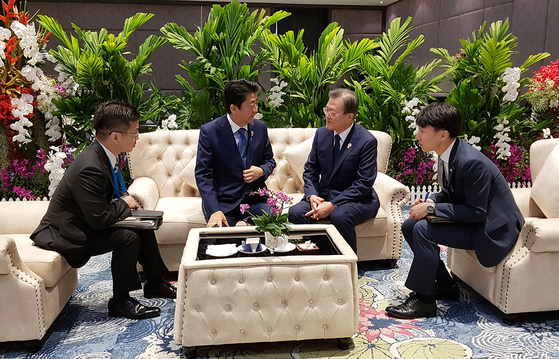 2019년 11월 아세안+3 정상회의에 참석한 문재인 대통령이 아베 신조 일본 총리와 소파에서 사전환담을 나누고 있다. 당시 청와대 관계자는 이 환담을  '풀 어사이드'라고 설명한 바 있다.