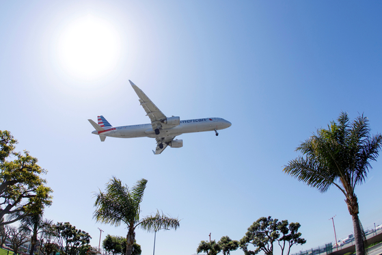 지난 4월 미국 캘리포니아주 로스앤젤레스에서 아메리칸항공 여객기가 착륙을 준비하고 있다. 〈사진=로이터 연합뉴스〉