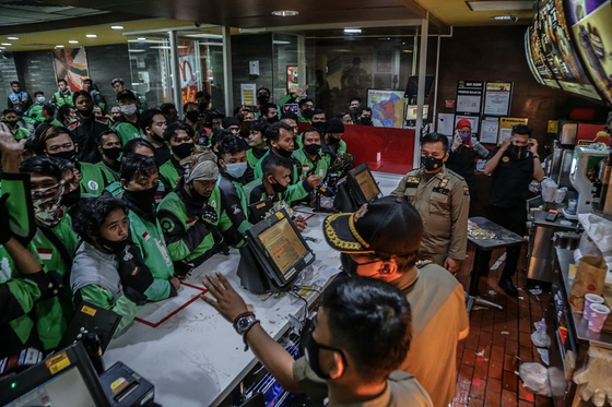 인도네시아 맥도날드에 배달기사들이 몰린 모습. 〈사진-연합뉴스〉