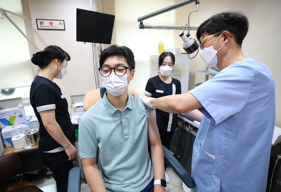 얀센 백신 접종 받는 시민(출처:연합뉴스)