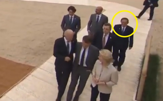 G7정상회의 기념 사진 촬영을 마친 스가 요시히데 일본 총리가 타국 정상들과 대화 없이 퇴장하는 모습. 〈사진=트위터 캡처〉