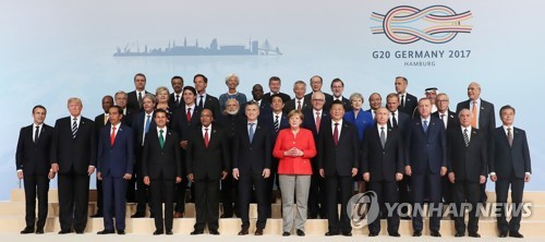2017년 7월 G20 정상회의 단체 사진. 그 해 5월 임기를 시작한 문 대통령은 맨 끝에 자리하고 있다. 〈사진=연합뉴스〉 
