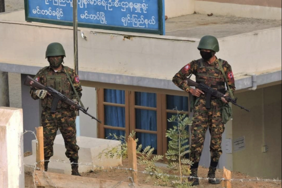 계엄령이 내려진 민닷 병원 앞에 군인들. 〈사진=미얀마 나우〉