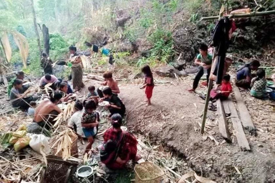 계엄령이 내려진 후 정글로 피신해 살고 있는 민닷 주민들. 〈사진=미얀마 나우〉
