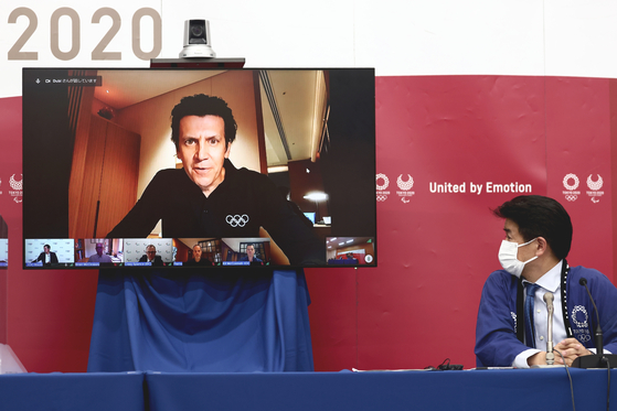 도쿄올림픽·패럴림픽 조직위원회가 15 일 기자회견을 열어 선수들이 지켜야 할 코로나  19   방역 규칙을 정리한 '플레이북(규정집)' 제3판을 설명하고 있다. 〈AP=연합뉴스〉