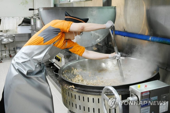장병들의 식사를 준비하는 조리병. 〈사진=연합뉴스〉