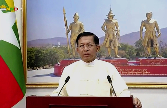 쿠데타를 일으켜 정권을 잡은 민아웅 흘라잉 미얀마군 최고사령관이 지난 4월 18일 언론을 통해 연설하고 있다. 〈사진=AP 연합뉴스〉