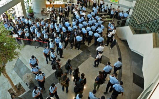 지난 17일 빈과일보 사무실에 들이닥친 홍콩 경찰들.〈사진=AP 연합뉴스〉