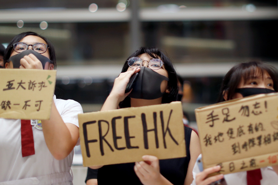 2019년 9월 홍콩 록푸역 인근에서 학생들이 홍콩 자유를 요구하는 시위를 하고 있다. 〈사진=로이터 연합뉴스〉