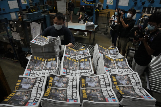 홍콩 경찰이 빈과일보 사무실을 급습한 다음날인 지난 18일 인쇄소에 쌓여 있는 빈과일보. 〈사진=AP 연합뉴스〉