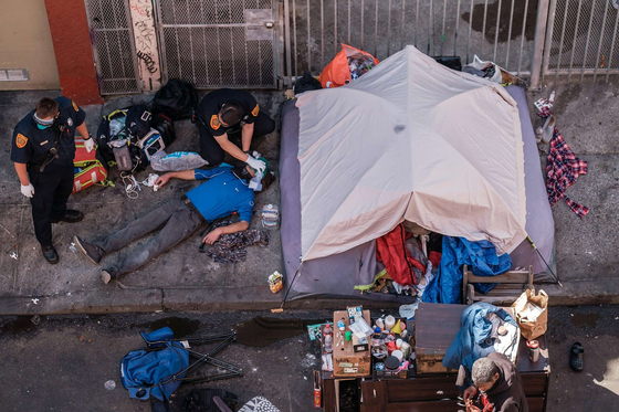 샌프란시스코 텐더로인 길거리에서 스스로 약물 주사를 놓다 숨지기 직전인 노숙자를 살리려 하고 있다. 〈사진=샌프란시스코 크로니클〉 