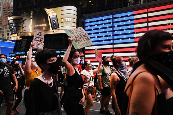 지난해 8월 뉴욕에서 사람들이 ″흑인 목숨도 소중하다(BLM)″고 외치고 있다. 〈사진=AP 연합뉴스〉