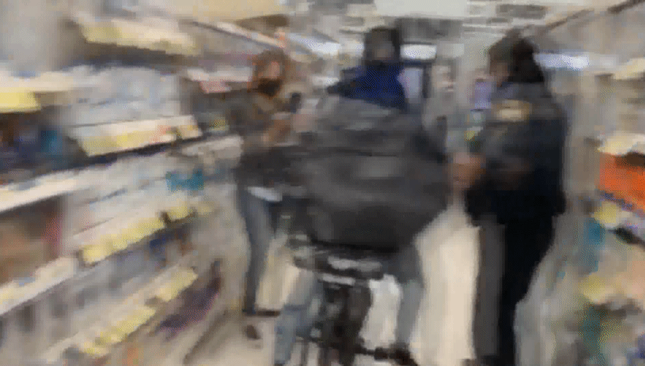 흑인 남성이 샌프란시스코 헤이즈벨리의 한 상점에서 대범하게 훔치는 것을 지역 방송사 기자가 찍었다. 〈영상=리안 멜렌데즈 ABC7 기자 트위터〉