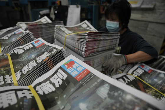 지난 23일 홍콩 빈과일보 인쇄소에서 한 직원이 마지막 신문을 포장하고 있다. 〈사진=AP 연합뉴스〉