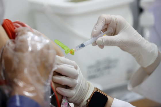코로나19 예방접종센터에서 시민이 코로나19 백신을 맞고 있다. 〈사진=연합뉴스〉