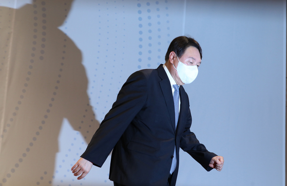 윤석열 전 검찰총장이 29일 오후 기자회견을 마친 뒤 단상을 내려오고 있다. 〈사진=국회사진기자단〉