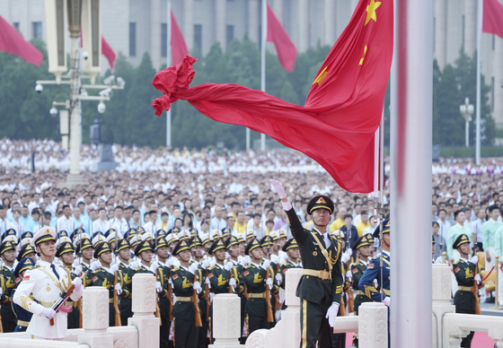 오늘(1일) 중국 수도 베이징에서 열린 중국 공산당 창건 100주년 기념식에서 오성홍기 게양식이 열리고 있다. 〈사진=신화 연합뉴스〉