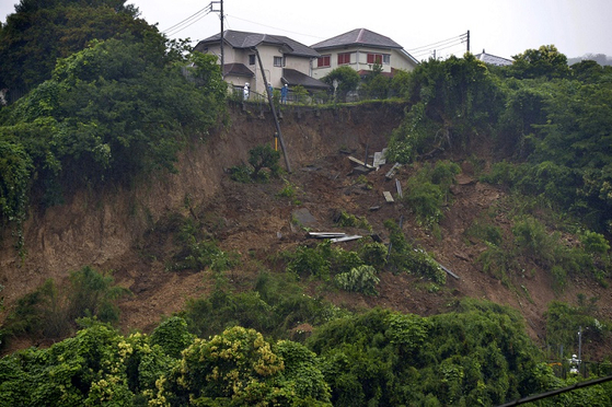 3일 일본 가나가와 현에서 폭우로 인해 발생한 산사태 현장을 관계자들이 살펴보고 있다. 〈사진-연합뉴스〉