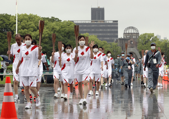 도쿄올림픽 성화봉송 주자들이 지난 5월 17일 일본 히로시마 평화공원을 지나고 있다. 〈사진=로이터 연합뉴스〉