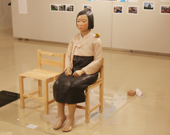 지난 6일 일본 아이치현 나고야시의 공공 전시장인 '시민 갤러리 사카에'에 일본군 위안부 피해자를 상징하는 '평화의 소녀상'이 전시돼 있다. 〈사진=연합뉴스〉