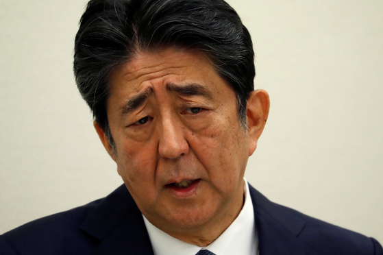 일본 총리가 지난해 12월 일본 도쿄에서 정치자금법 위반 의혹과 관련해 기자회견을 하고 있다. 〈사진=로이터 연합뉴스〉